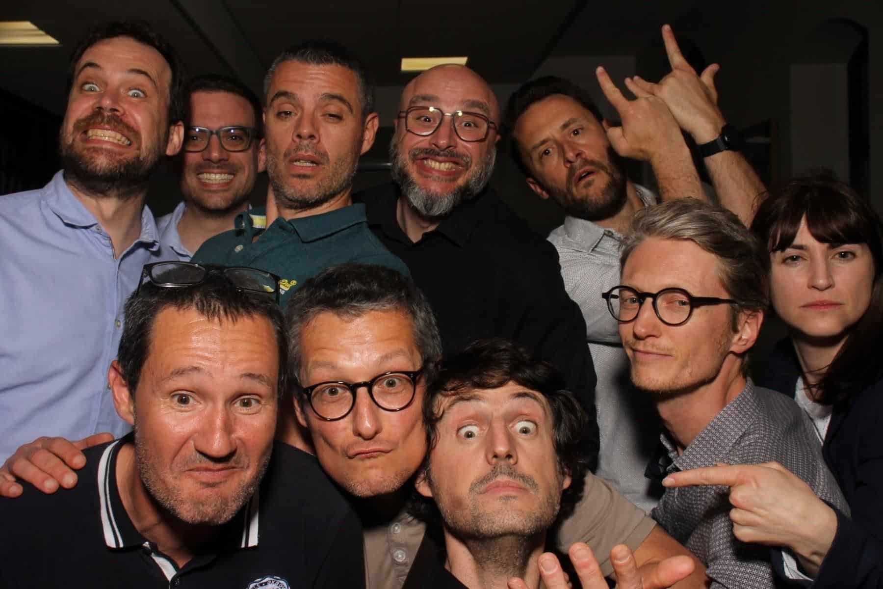 Un groupe d'amis font la fête devant le photobooth