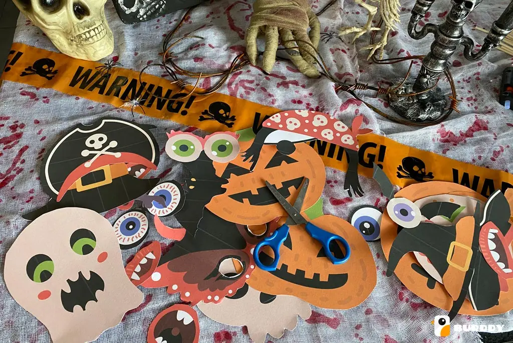 Découpez vos accessoires photobooth d'Halloween à l'aide de ciseaux ou d'un cutter