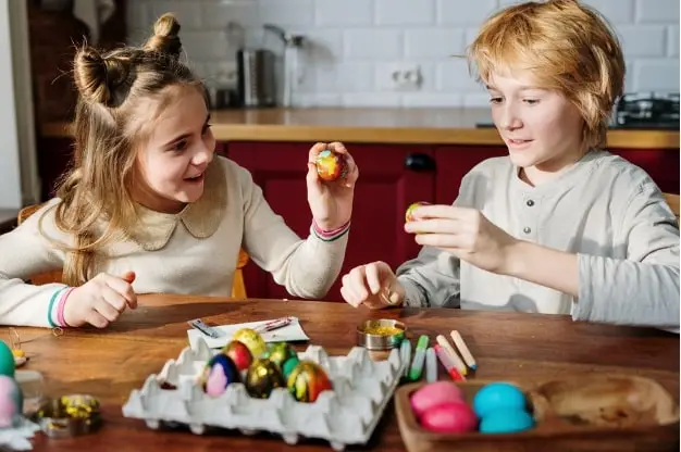 Décorer les oeufs de Pâques ravira vos enfants à coup sûr