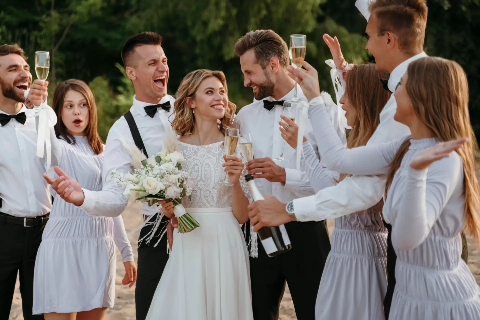 Des amis trinquent sur une plage à l'occasion d'un mariage