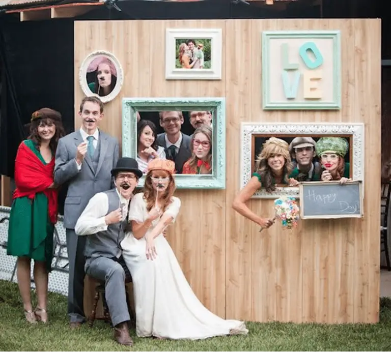 Un photocall de mariage avec cadres